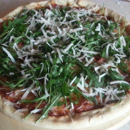 Krok 6 - Pizza z włoską szynką sezonową, boczkiem, rukolą i parmezanem foto