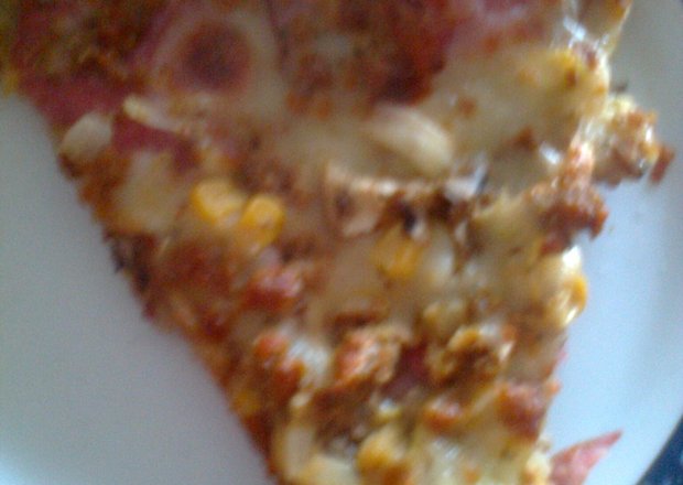 Fotografia przedstawiająca pizza z wszystkim co było w lodówce