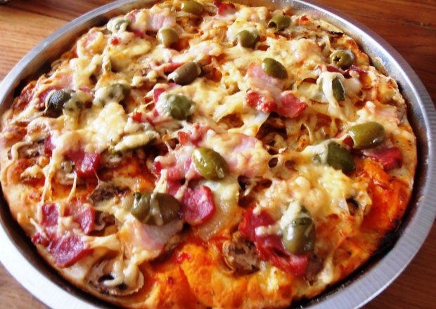Fotografia przedstawiająca Pizza z zielonymi oliwkami