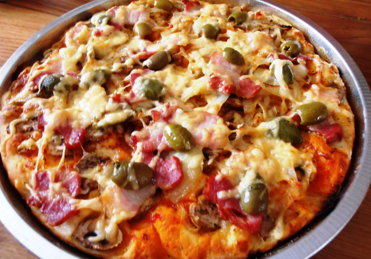 Pizza z zielonymi oliwkami foto