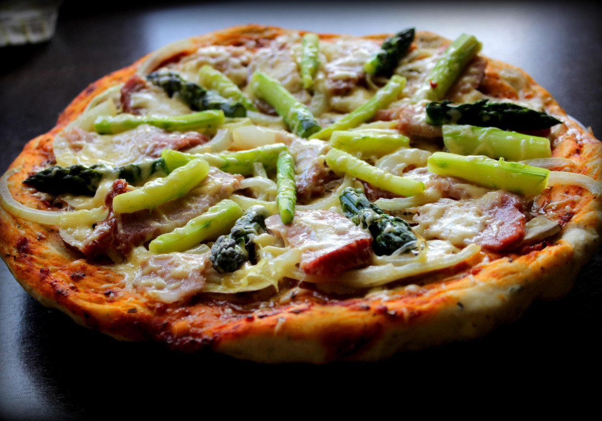 Pizza z zielonymi szparagami foto