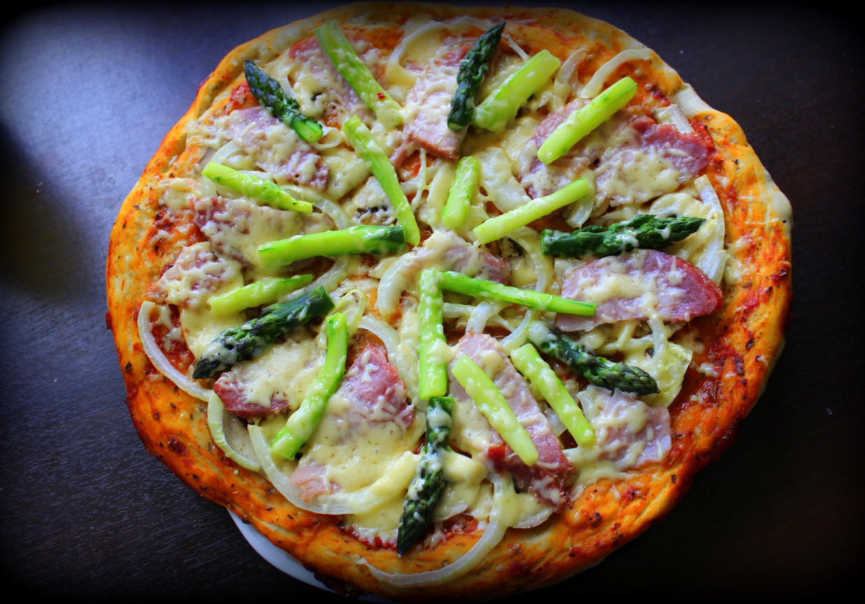 Pizza z zielonymi szparagami foto