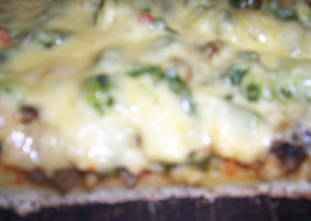 Fotografia przedstawiająca pizza z zielonymi warzywami