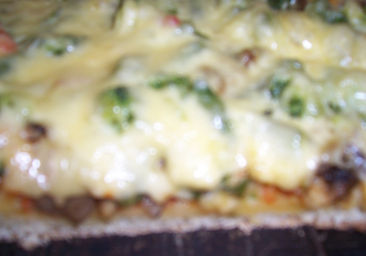 pizza z zielonymi warzywami foto