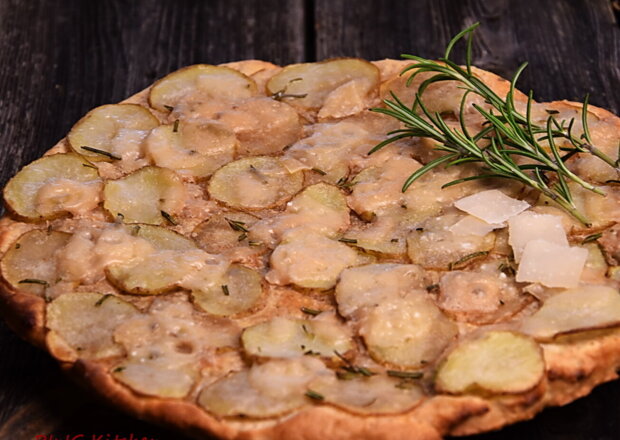 Fotografia przedstawiająca Pizza z ziemniakami