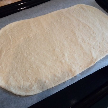 Krok 2 - Pizza z ziemniakami i rozmarynem foto
