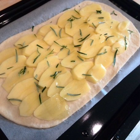 Krok 3 - Pizza z ziemniakami i rozmarynem foto