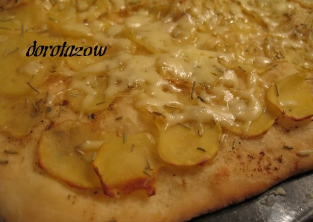 Fotografia przedstawiająca Pizza z ziemniakami i rozmarynem