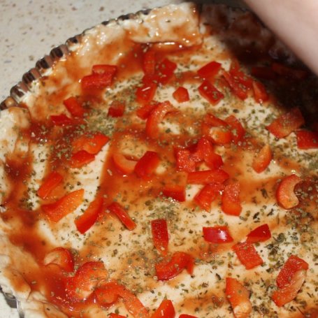 Krok 3 - Pizza z ziołami i paryką foto
