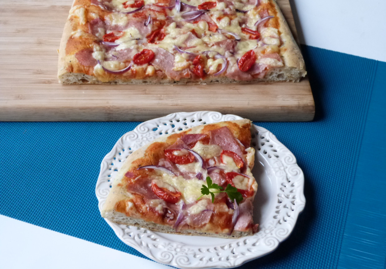 Pizza z ziołami i suszoną cebulą  foto
