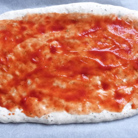 Krok 6 - Pizza z ziołami i suszoną cebulą  foto