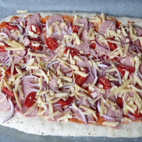 Krok 8 - Pizza z ziołami i suszoną cebulą  foto