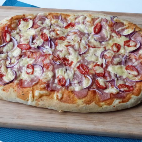 Krok 9 - Pizza z ziołami i suszoną cebulą  foto