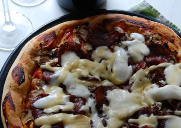 Fotografia przedstawiająca Pizza z żywiecką i czosnkiem