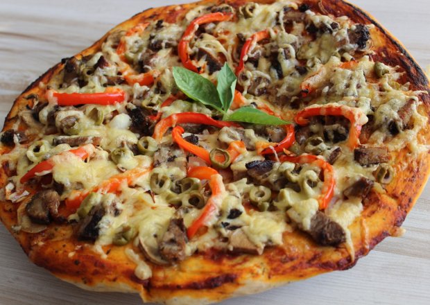 Fotografia przedstawiająca Pizza ze schabem, papryką i oliwkami