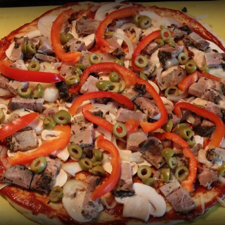 Krok 2 - Pizza ze schabem, papryką i oliwkami foto
