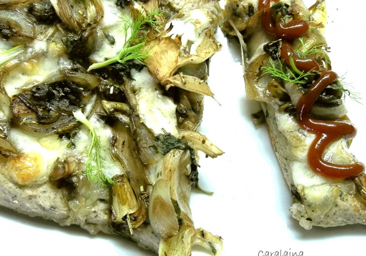 pizza ze skarmelizowanym fenkułem i cebulą foto