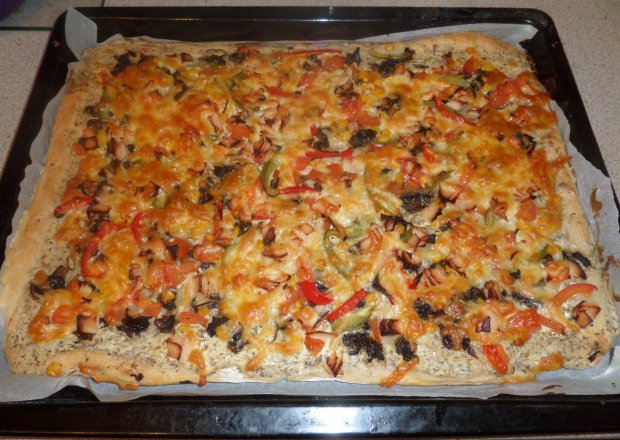 Fotografia przedstawiająca Pizza ze śmietanowo czosnkowym sosem