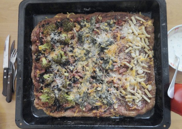 Fotografia przedstawiająca Pizza ze spodem mocno paprykowym o trzech smakach