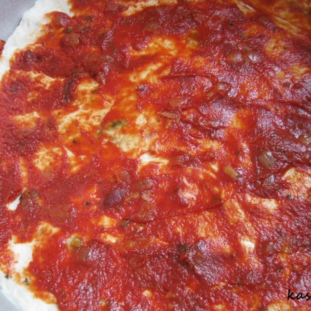 Krok 2 - Pizza ze świeżym pomidorem i bazylią foto