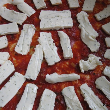 Krok 3 - Pizza ze świeżym pomidorem i bazylią foto