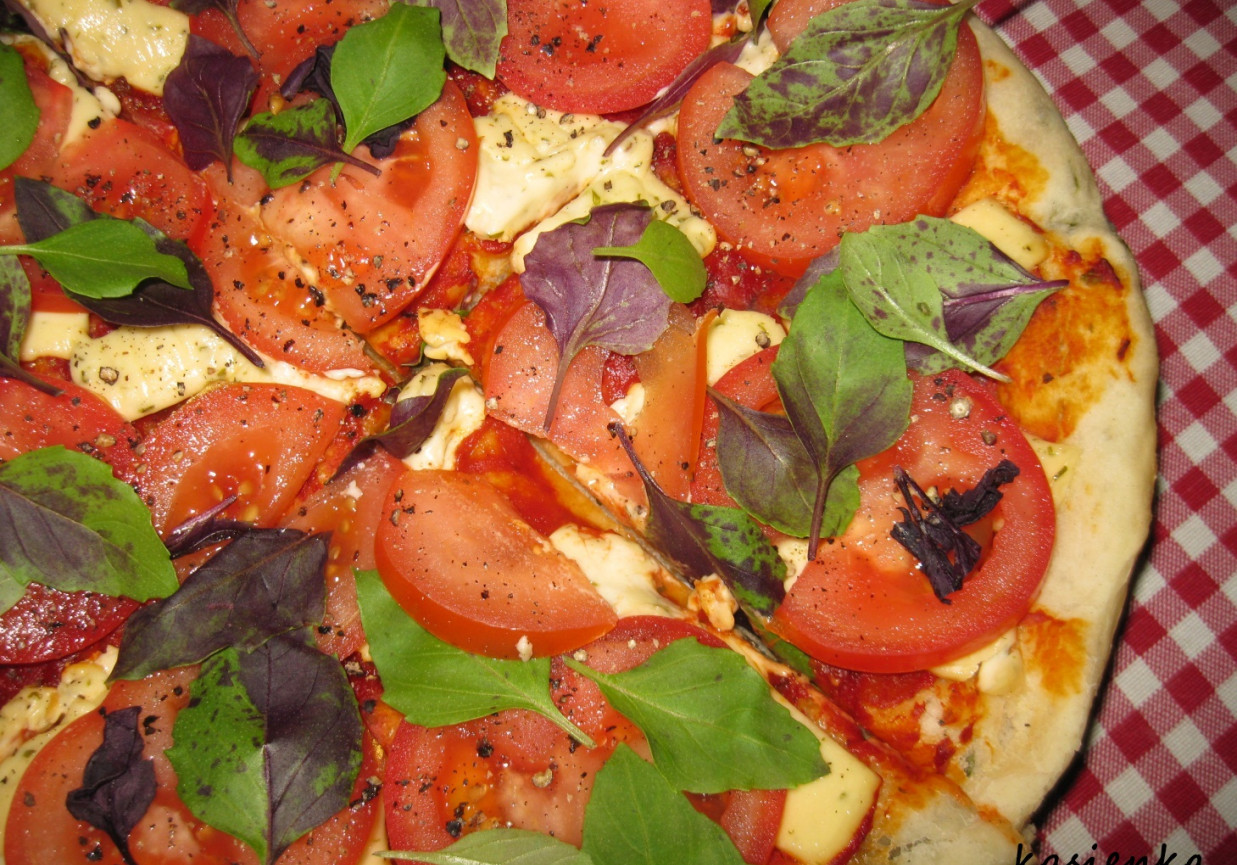 Pizza ze świeżym pomidorem i bazylią foto