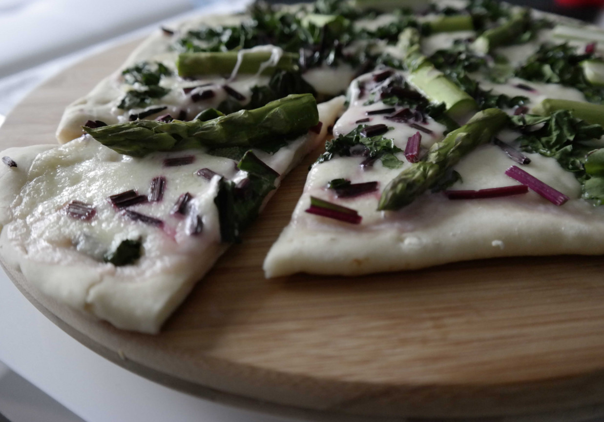 Pizza ze szparagami i boćwiną DoradcaSmaku.pl