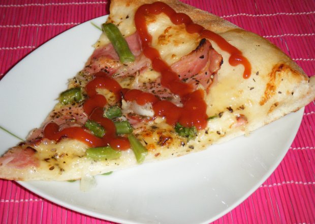 Fotografia przedstawiająca Pizza ze szparagami i fasolką
