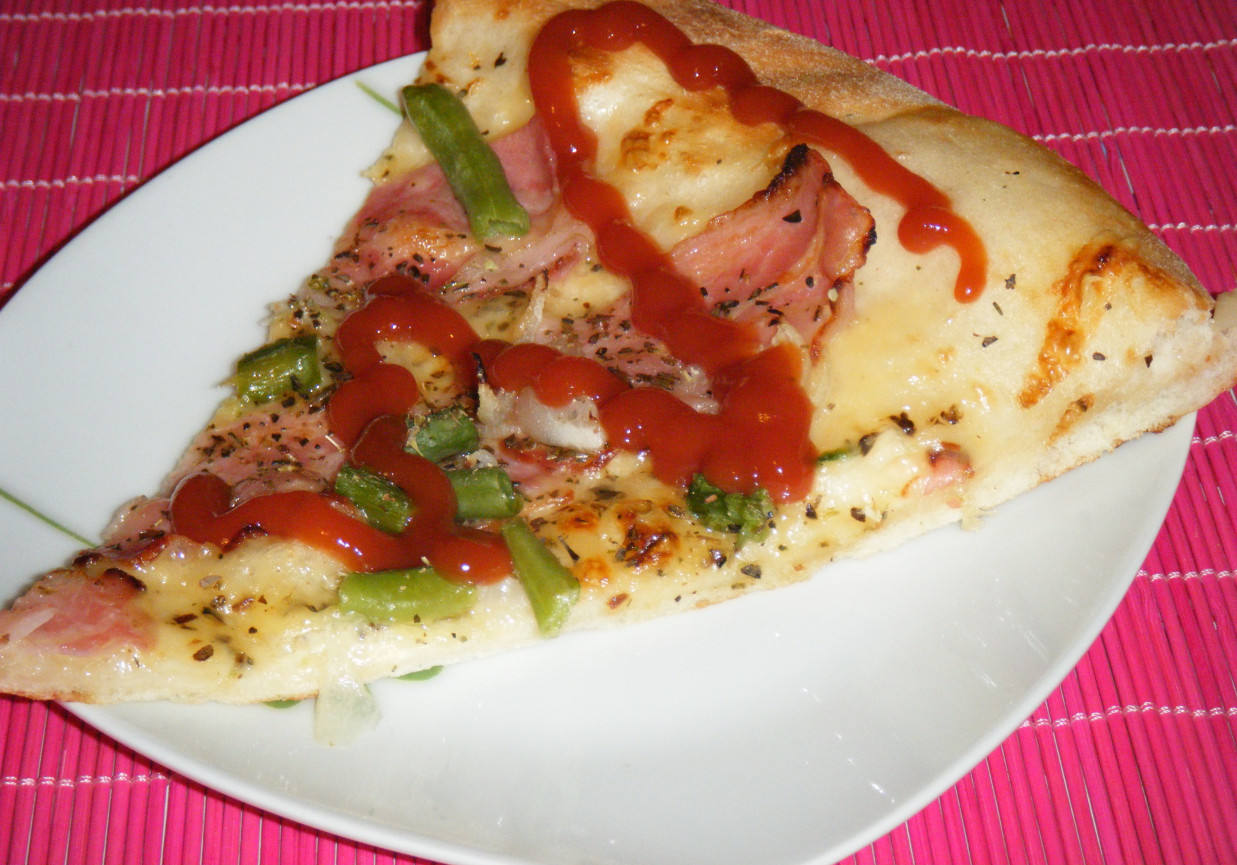 Pizza ze szparagami i fasolką  foto