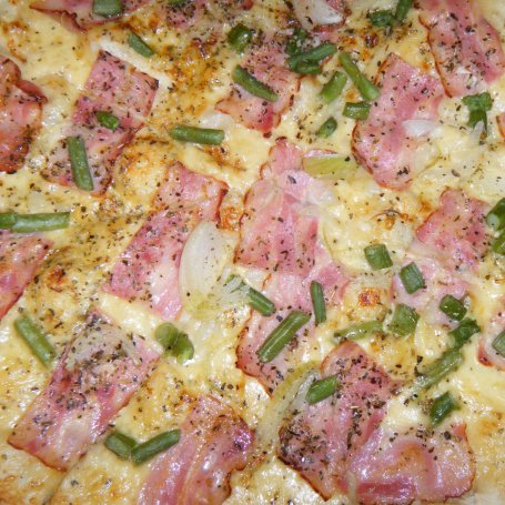 Krok 9 - Pizza ze szparagami i fasolką  foto