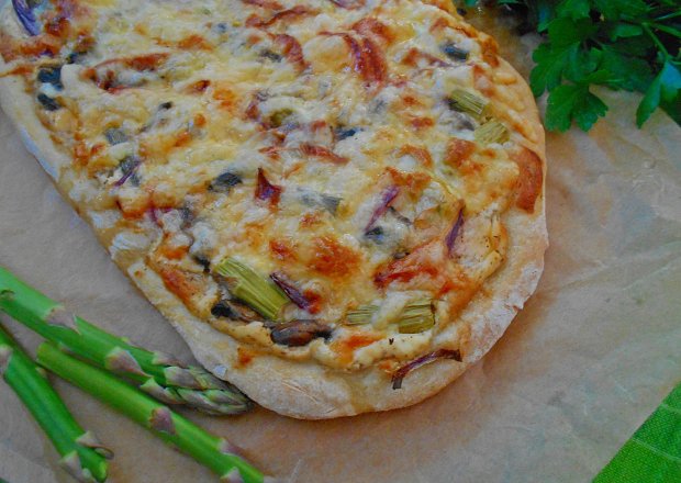 Fotografia przedstawiająca Pizza ze szparagami i trzema serami