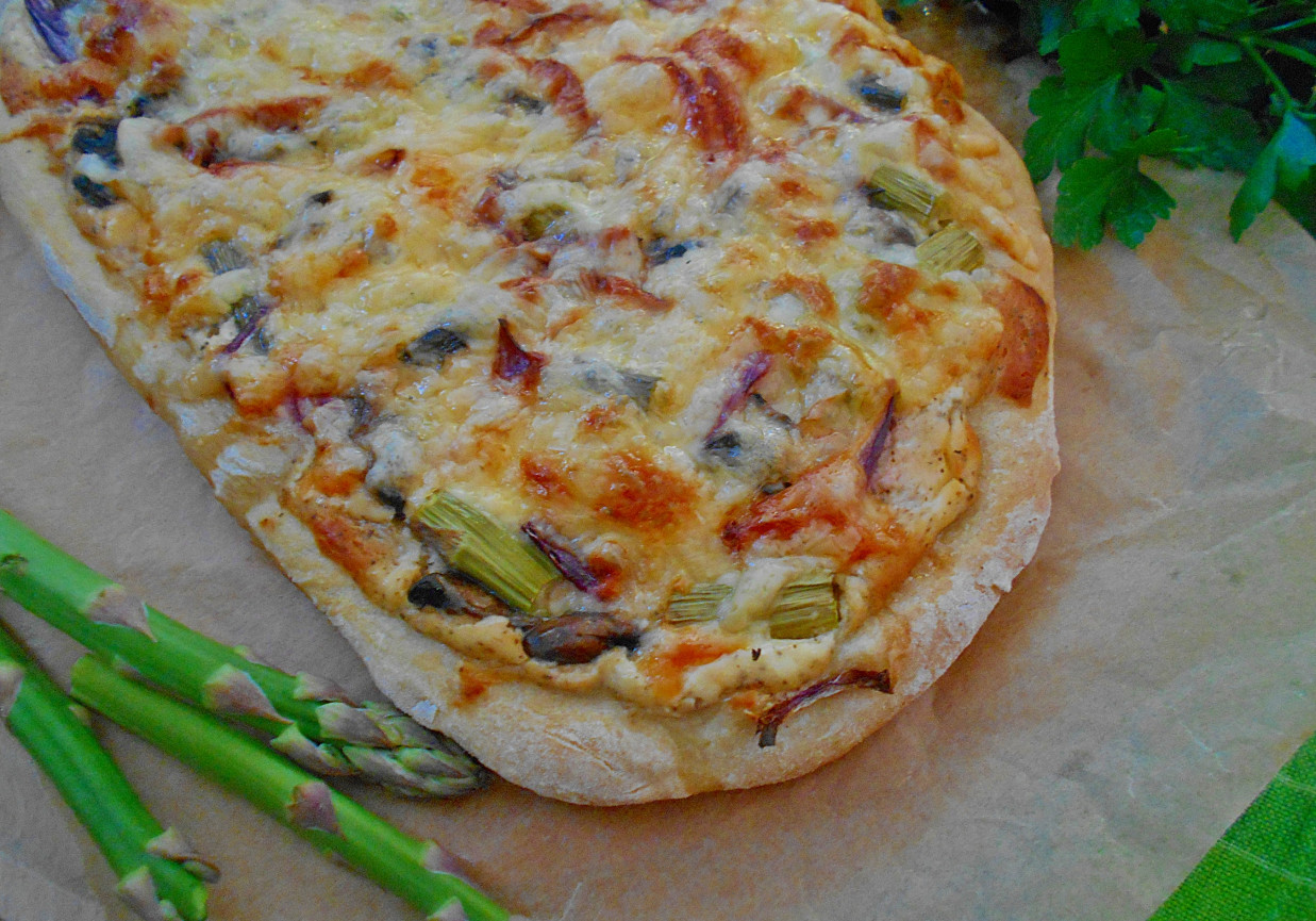 Pizza ze szparagami i trzema serami DoradcaSmaku.pl