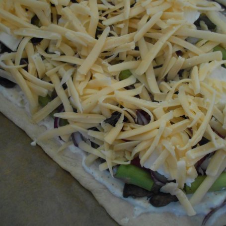 Krok 7 - Pizza ze szparagami i trzema serami foto
