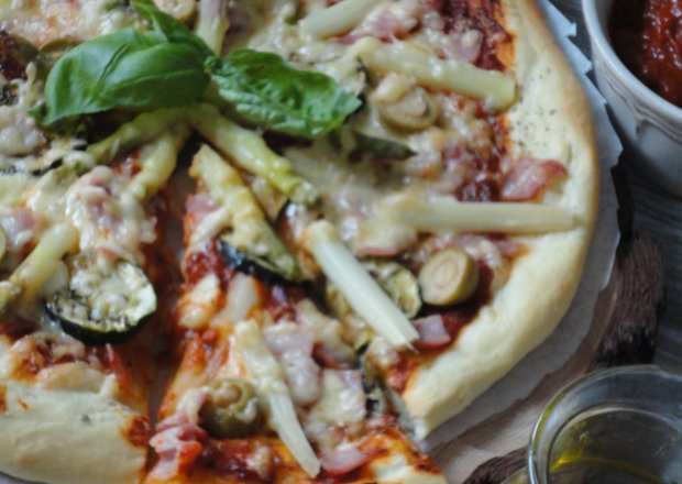 Fotografia przedstawiająca Pizza ze szparagami
