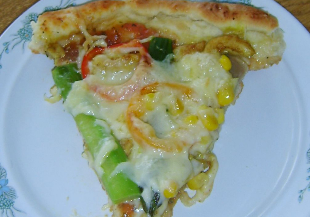 Pizza ze szparagami foto