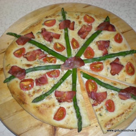 Krok 3 - Pizza ze szparagami foto