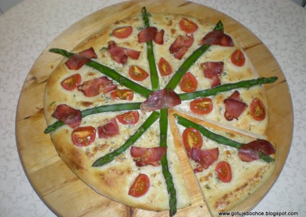 Fotografia przedstawiająca Pizza ze szparagami