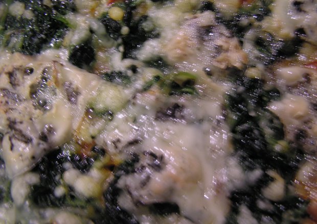 Fotografia przedstawiająca Pizza ze szpinakiem i niebieskim serem pleśniowym