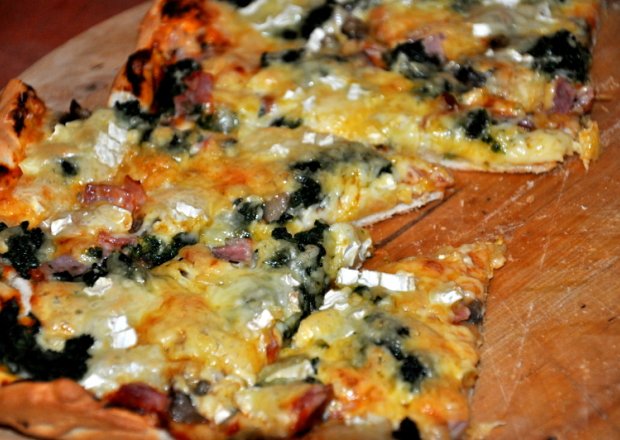 Fotografia przedstawiająca Pizza ze szpinakiem i serem pleśniowym