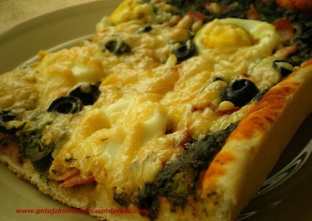 Fotografia przedstawiająca Pizza ze szpinakiem, jajkiem i oliwkami
