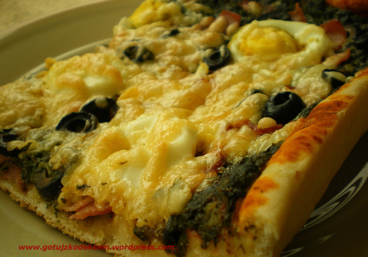 Pizza ze szpinakiem, jajkiem i oliwkami foto
