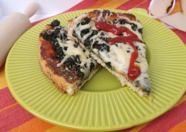Fotografia przedstawiająca Pizza ze szpinakiem.