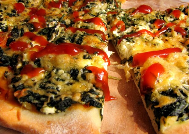 Fotografia przedstawiająca Pizza ze szpinakiem