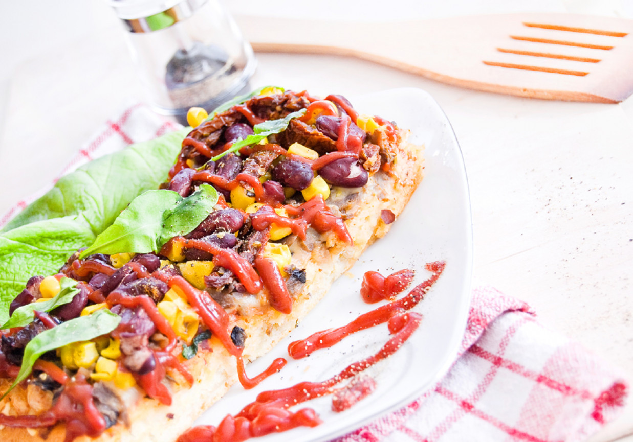 Pizza ziemniaczana z suszonymi pomidorkami, pieczarkami i rukolą foto