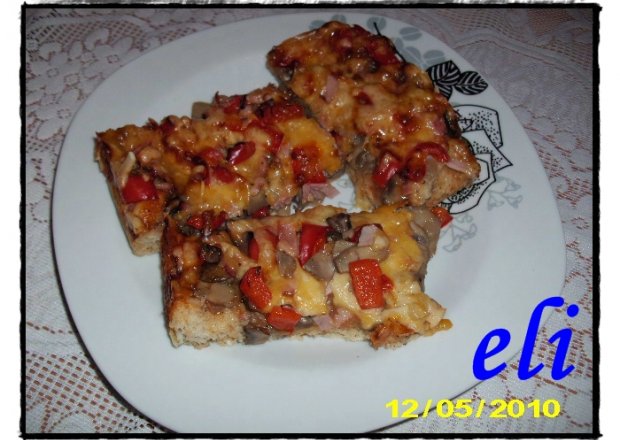 Fotografia przedstawiająca Pizza ziołowa Eli z pieczarkami