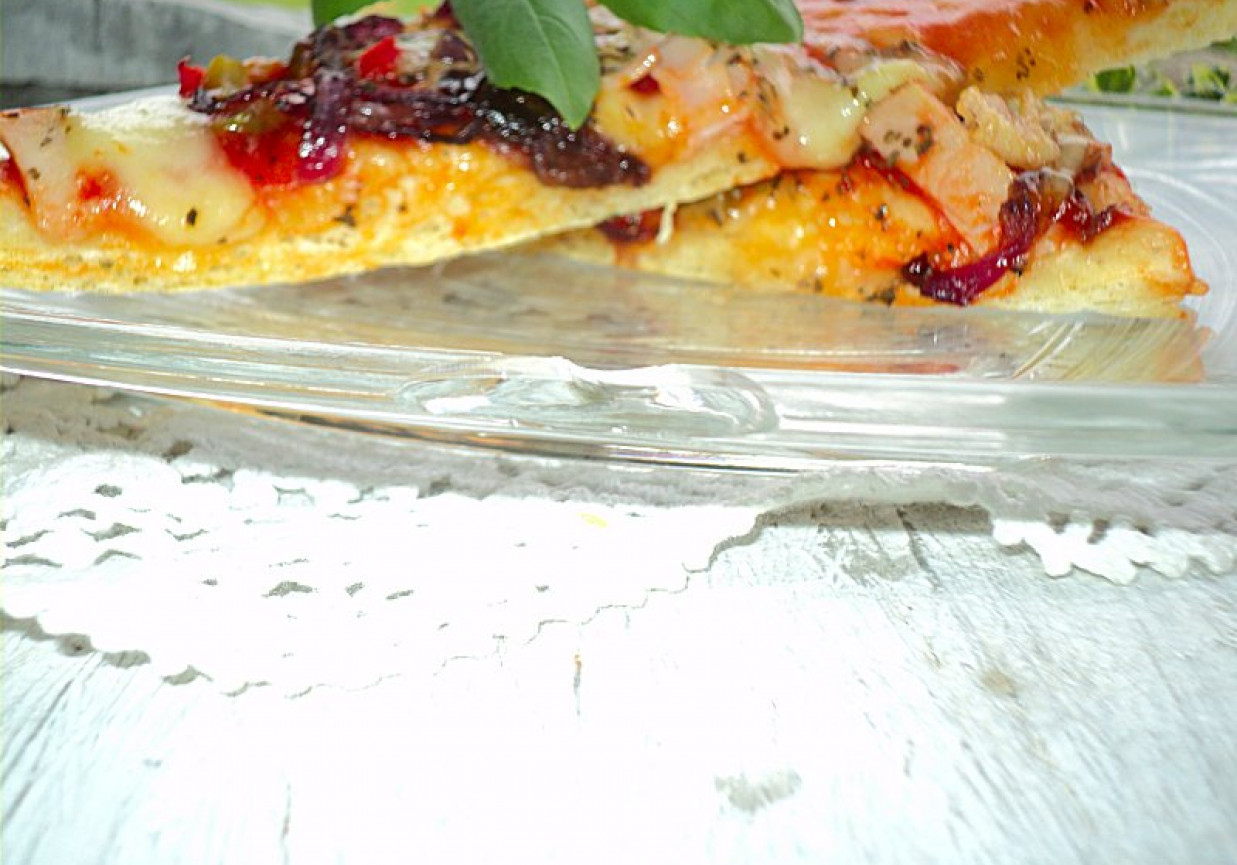 Pizza ziołowa na delikatnym cieście z duszoną cebulką i warzywami  foto