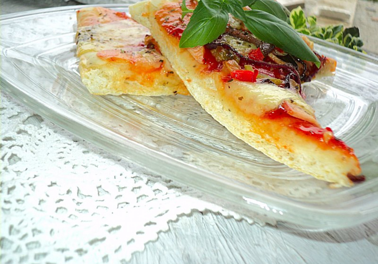 Pizza ziołowa na delikatnym cieście z duszoną cebulką i warzywami  foto