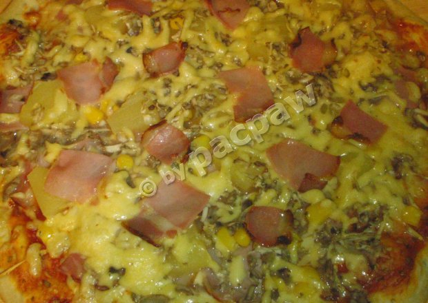 Fotografia przedstawiająca Pizza ziołowa z szynka westfalską