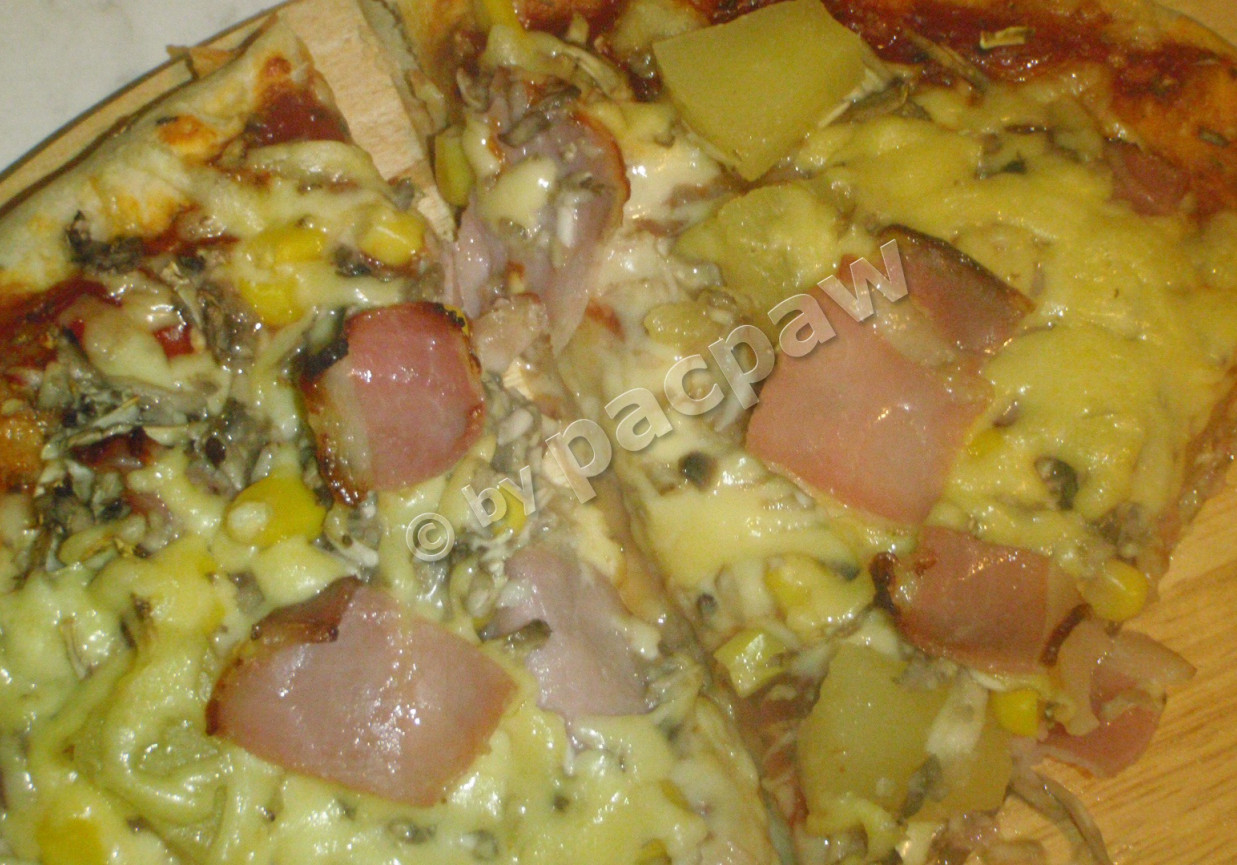 Pizza ziołowa z szynka westfalską foto