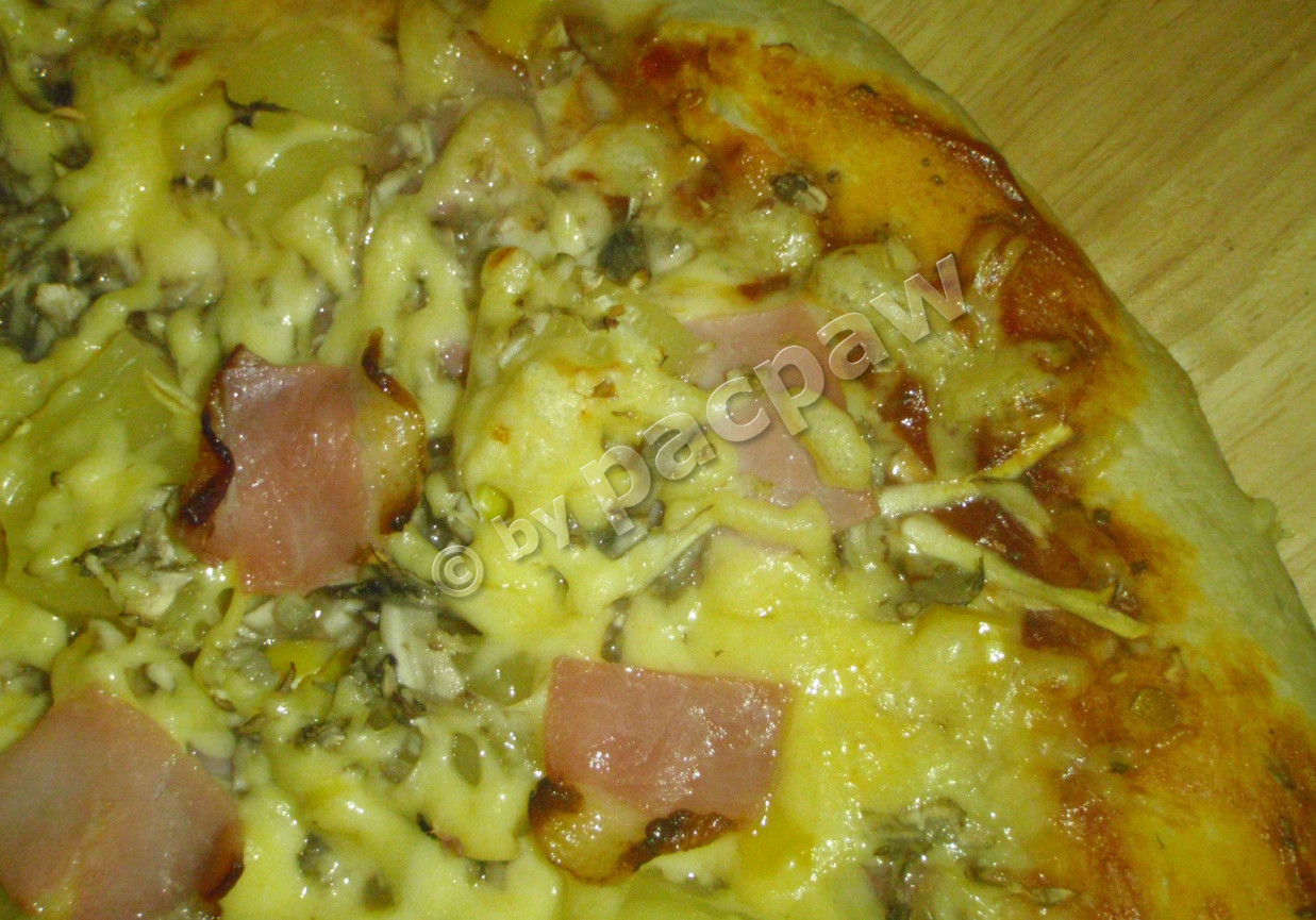 Pizza ziołowa z szynka westfalską foto
